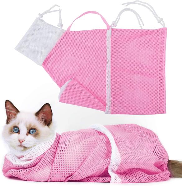 Gato con la bolsa protectora para manipular gato durante baño y cuidados en color rosa