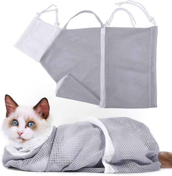 Gato con la bolsa protectora para manipular gato durante baño y cuidados en color gris