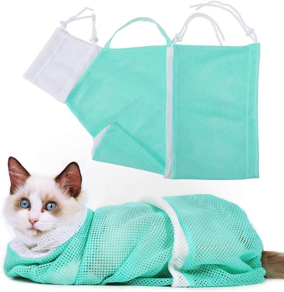 Gato con la bolsa protectora para manipular gato durante baño y cuidados en color verde