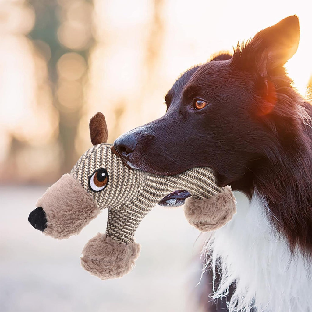 Perro con el juguete mordedor de peluche para perro con sonido chirriante