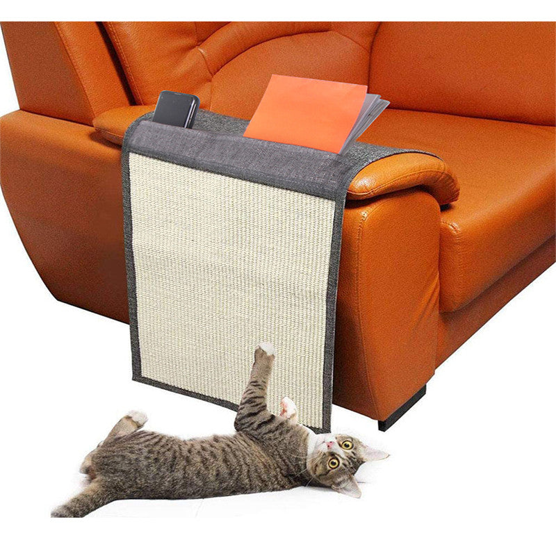 Gato usando protector antiarañazos en sofá