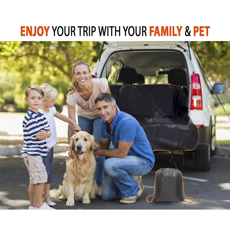 Uso en el maletero de la alfombrilla protectora impermeable para perro en coche color naranja