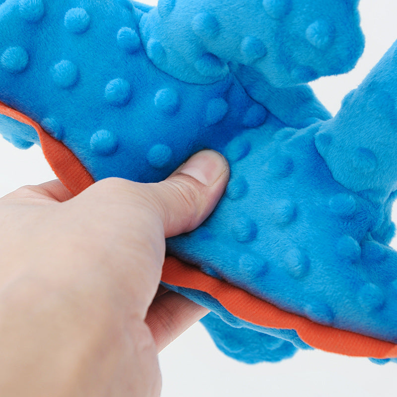 Imagen en detalle juguete de peluche con forma de cocodrilo para perro