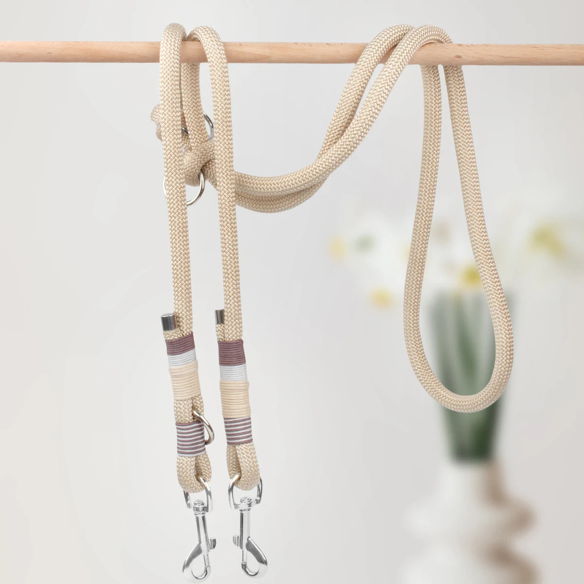 Correa trenzada de doble hebilla para perros, de color liso, multifuncional, tejida a mano, para paseos al aire libre con perros medianos y grandes.