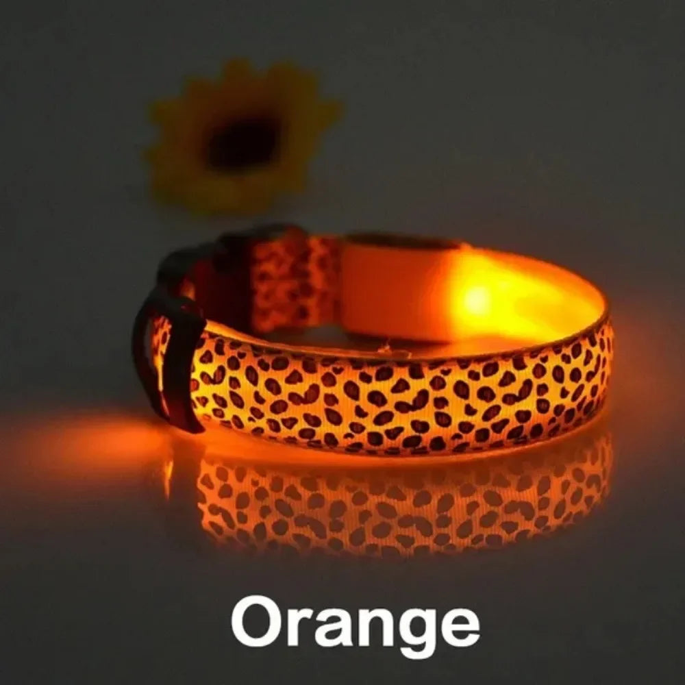 Collar luminoso LED ajustable para perros con diseño de leopardo. Collar de nailon para seguridad nocturna de mascotas con luz LED brillante.