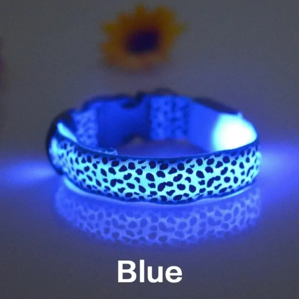 Collar luminoso LED ajustable para perros con diseño de leopardo. Collar de nailon para seguridad nocturna de mascotas con luz LED brillante.