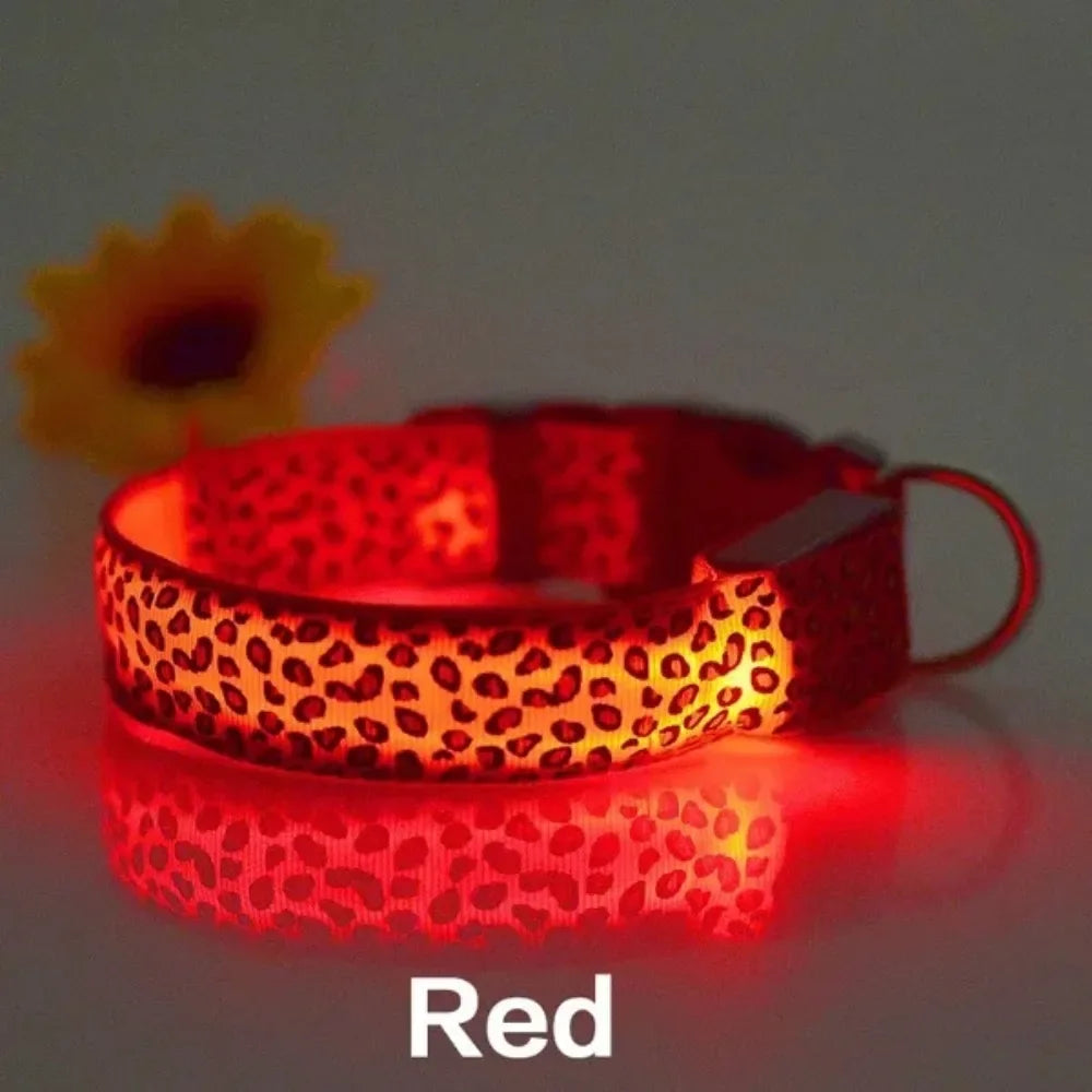 Collar luminoso LED ajustable para perros con diseño de leopardo. Collar de nailon para seguridad nocturna de mascotas con luz LED brillante.