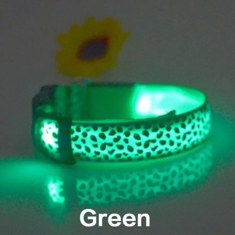 Collar luminoso LED ajustable para perros con diseño de leopardo. Collar de nailon para seguridad nocturna de mascotas con luz LED brillante.
