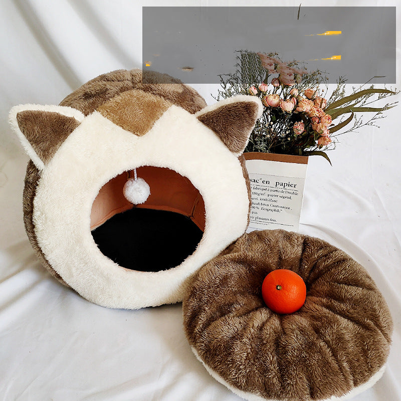 Vista de cerca de cojin y cama nido cerrada para gato color beige 